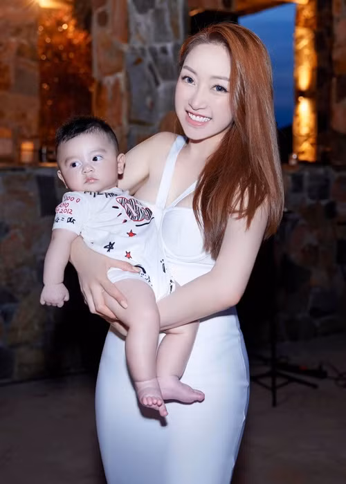 Nữ doanh nhân tự tin mặc trang phục bó sát.