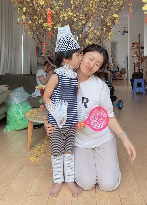 Cô chỉ đăng tải hình ảnh con trai trên trang cá nhân.