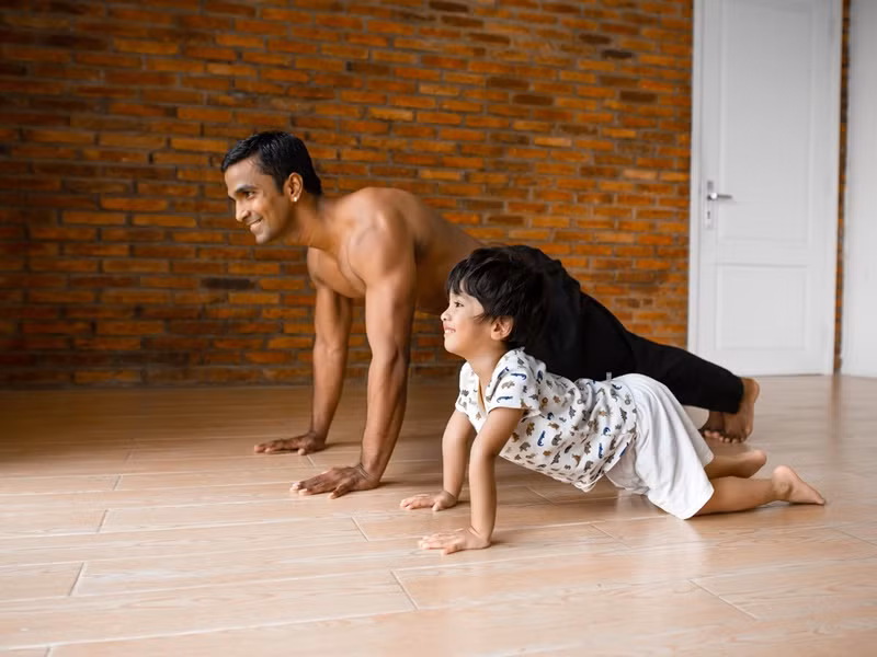 Cậu nhóc thích thú bắt chước bố tập yoga.