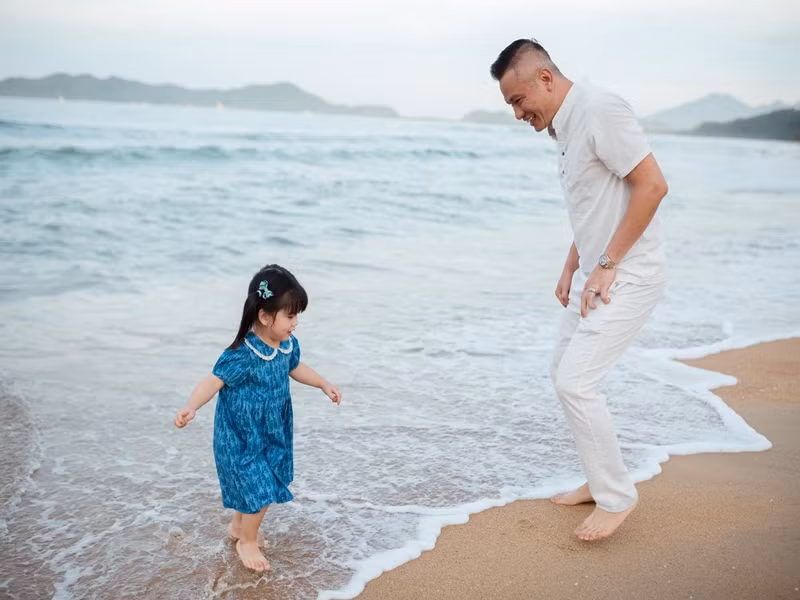 Khoảnh khắc ông xã Jennifer Phạm nô nùa cùng con gái út.