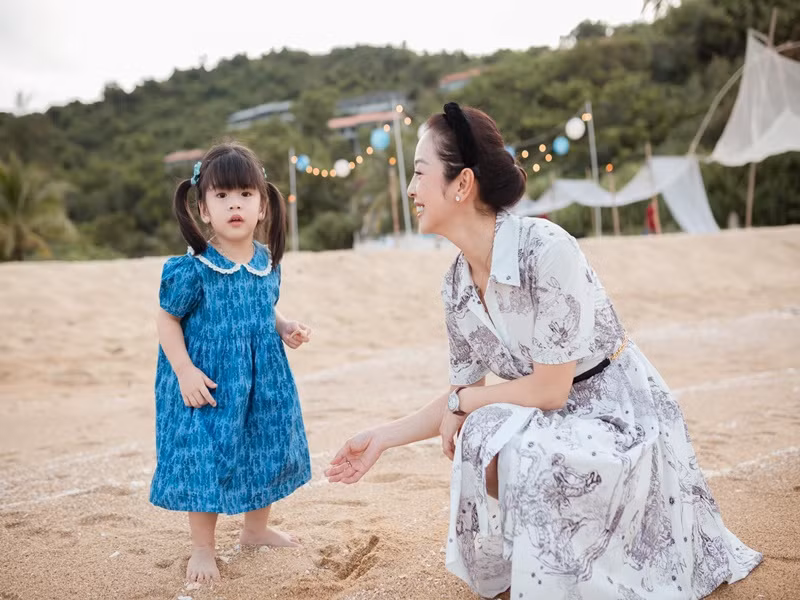 Jennifer Phạm và người chồng hiện tại có 3 người con chung: 1 trai (bé Nu) và 2 gái (bé Na và bé Nấm).