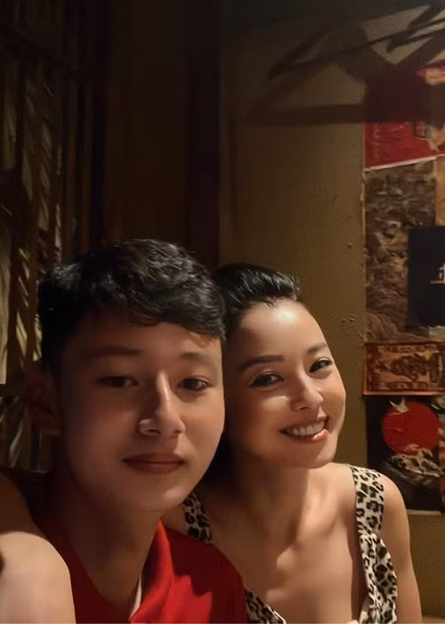 Trước đó, Jennifer Phạm chia sẻ hình ảnh bên con trai đầu lòng. Đi kèm với đó, cô viết: "Dành cả tháng sinh nhật đi chơi cùng người yêu có được không ạ?".