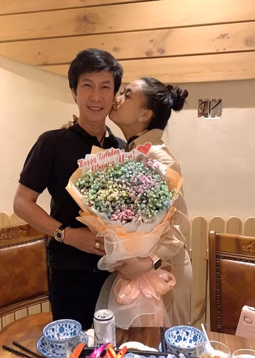 Tính vợ ghen nhưng Lê Huỳnh không thấy khó chịu. Anh hiểu vì Mỹ Linh yêu, sợ mất mình mới như thế. “Vợ tôi trẻ, đẹp, có nhiều người là đại gia sẵn sàng theo đuổi nhưng luôn một mực từ chối. Tôi chứng kiến đôi lần và thậm chí nhờ cả bạn “thử” nên rất yên tâm về cô ấy. Với một người thủy chung, luôn hết lòng thì đâu có lý do gì tôi không đối xử thật tốt”, Lê Huỳnh tâm sự.