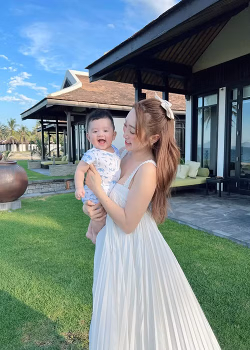 Thùy Chang được khen nuôi con mát tay khi bé Gia Khang ngày càng bụ bẫm, đáng yêu. Ảnh: FBNV