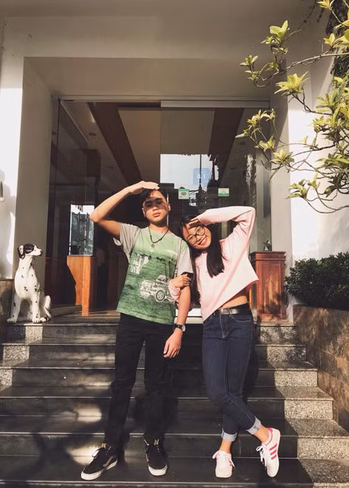 Chàng trai giấu mặt bên cạnh Phương Mỹ Chi chính là Bùi Quang Nhật. Cả hai quen biết nhau khi cùng ở team của ca sĩ Hiền Thục tại Giọng hát Việt nhí 2013. Sau cuộc thi, Quang Nhật và Phương Mỹ Chi có dịp hát chung tại một số sự kiện. Ảnh: FBNV