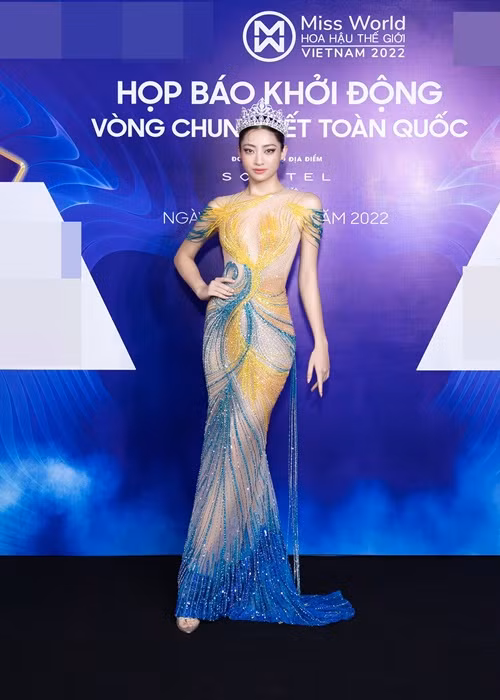 Buổi công bố bộ vật phẩm dành cho top 3, khởi động vòng chung kết toàn quốc có sự tham gia của dàn mỹ nhân Việt.