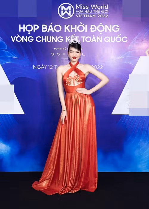 Lựa chọn cho mình màu son đỏ rượu cùng thiết kế cắt xẻ của NTK Lê Ngọc Lâm đã giúp Á hậu Phương Anh cực kì nổi bật tại thảm đỏ.