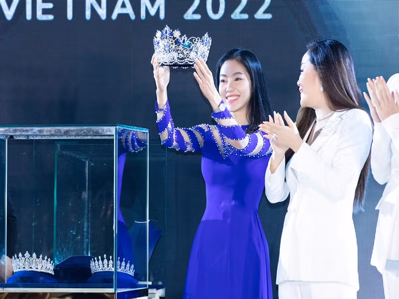 Màu xanh của biển, màu trắng của sóng nước kết tụ lại thành những đóa sen tỏa sắc, tượng trưng cho vẻ đẹp thanh cao, tấm lòng nhân ái của người phụ nữ Việt Nam.