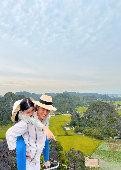 Bé Mia không khác gì con gái ruột của Lý Bình. Nam diễn viên chăm chút, yêu thương Mia để bù đắp khoảng thời gian hai cha con chưa gặp nhau.
