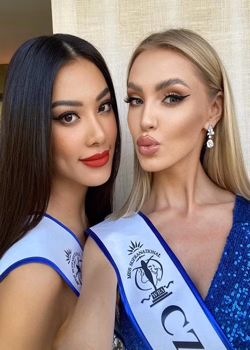Kim Duyên thân thiết với nhiều thí sinh. Ảnh: FBNV