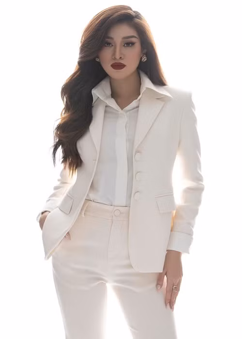 Sau khi kết thúc nhiệm kỳ Hoa hậu Hoàn vũ Việt Nam 2019, Khánh Vân làm CEO. Người đẹp thành lập công ty mang tên mình ở tuổi 27. Ảnh: FBNV