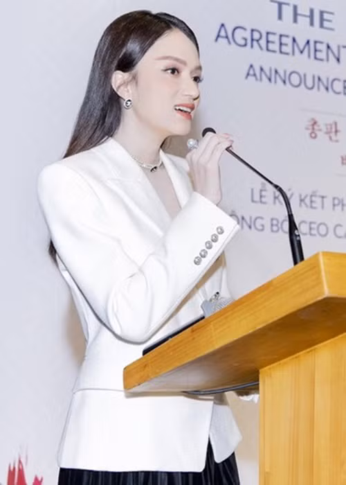 Tháng 9/2020, nữ ca sĩ chuyển giới Hương Giang nhậm chức CEO một thương hiệu mỹ phẩm Hàn Quốc ở tuổi 29. Ảnh: FBNV