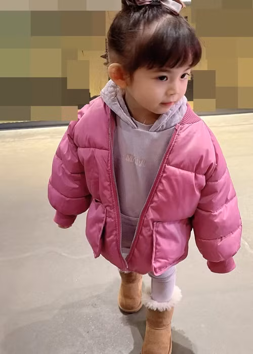 Bé Mai Vi được mẹ chăm chút cho vẻ ngoài.