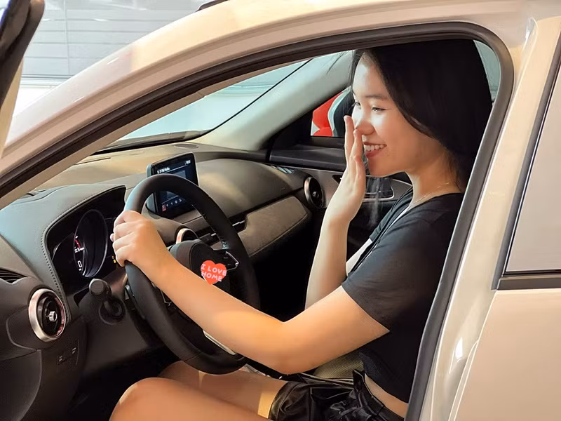 Sở hữu nhan sắc như hot girl, con gái của Trịnh Kim Chi được khuyên tham gia cuộc thi nhan sắc trong tương lai. Trịnh Kim Chi từng chia sẻ trong chương trình "Chuyện của sao", cô không hướng con nối nghiệp thi hoa hậu hay theo ngành nghệ thuật. Tuy nhiên, vợ chồng cô vẫn tôn trọng quyết định của con nếu Khánh Ngân yêu nghề và xả thân với nghề.
