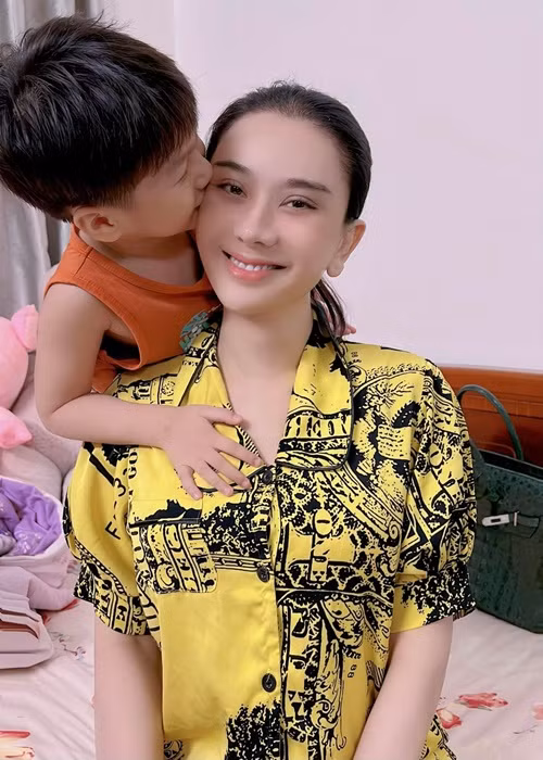 Nữ ca sĩ chuyển giới tâm sự về việc làm mẹ đơn thân nhân dịp sinh nhật: "Nhà em còn 2 thành viên. Mẹ con em đi dự tiệc Bi rất quấn mẹ. Sắp tới sinh nhật mẹ rồi lại thêm một tuổi mới không có gì vui, nhưng thôi cố gắng tươi cười để lo cho con trai mình mặc dù vất vả nhưng cảm thấy vui vì điều này”.