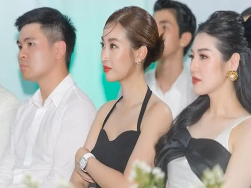 Trong một chương trình âm nhạc vào tối ngày 27/4, Hoa hậu Mỹ Linh đến trước, ngồi cạnh Á hậu Tú Anh. Đỗ Vinh Quang đến sau và đi cùng anh trai Đỗ Quang Vinh. Vinh Quang là người ngồi cạnh Mỹ Linh. Ban đầu, Vinh Quang và Mỹ Linh nói chuyện vui vẻ, thậm chí con trai út của bầu Hiển còn nở nụ cười tươi rói. Tuy nhiên, khi nhận ra bị chú ý, Mỹ Linh và Vinh Quang hạn chế tương tác. Ảnh: Công lý và xã hội