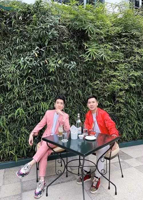 Đỗ Vinh Quang (phải) chưa lập gia đình, có độ tuổi ngang với nàng hậu (Đỗ Vinh Quang sinh năm 1995, hơn Đỗ Mỹ Linh 1 tuổi) trong khi Đỗ Quang Vinh (trái) đang là ông bố hai con. Ảnh: Vietnamnet