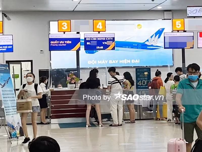 Tối ngày 3/7, Lê Âu Ngân Anh lộ hình ảnh bên một người đàn ông lạ mặt tại sân bay đồng thời rộ tin đồn người đẹp sắp lên xe hoa. Ảnh: Saostar Ảnh: Saostar