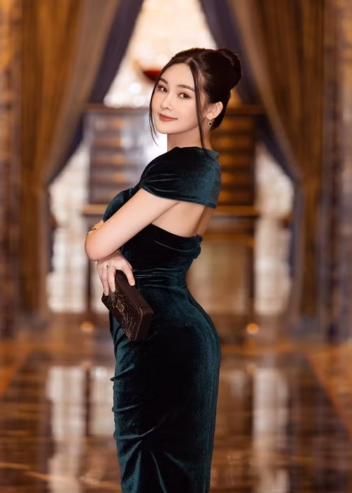 Cách đây 5 năm, Ngân Anh đăng quang Hoa hậu Đại dương Việt Nam. Thời điểm đăng quang, nhan sắc của cô gây tranh cãi bởi gương mặt đơ cứng, đôi môi sưng phồng ngay trong đêm chung kết.