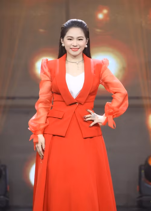 Cô chăm chỉ đi hát, tham gia các gameshow.
