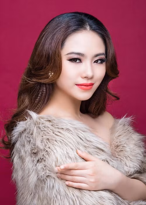 Lương Bích Hữu từng hẹn hò Khánh Đơn. Cả hai có một cô con gái chung nhưng cuối cùng vẫn chia tay.