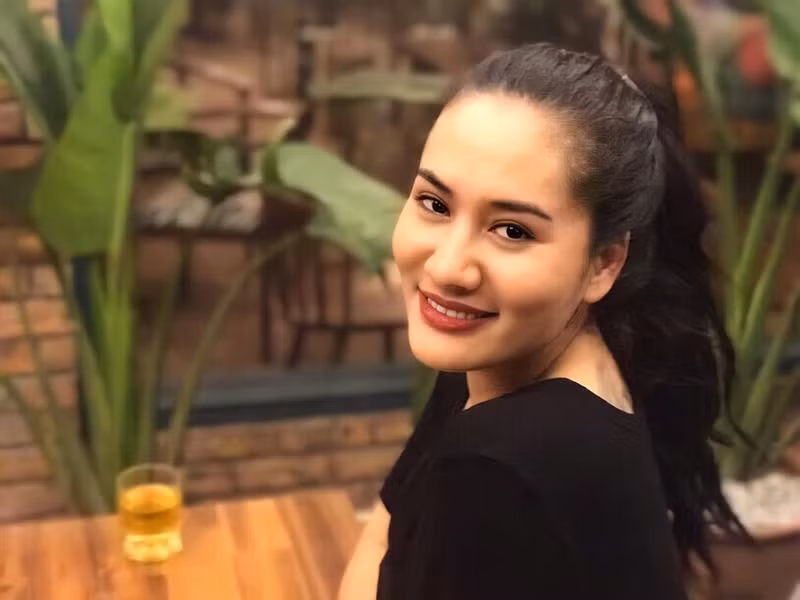 Ngoài diễn kịch, đóng phim, Minh Cúc làm thêm các nghề như trang điểm, làm đồ da handmade.
