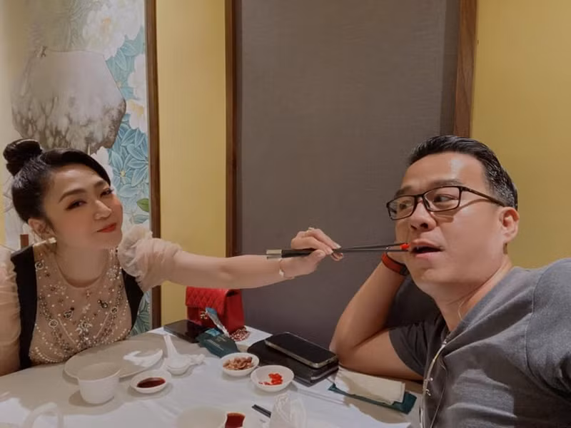 "Vua cá Koi" thường cập nhật trạng thái "được yêu" khi chia sẻ hình ảnh bên Hà Thanh Xuân đồng thời gắn trang cá nhân của nữ ca sĩ.