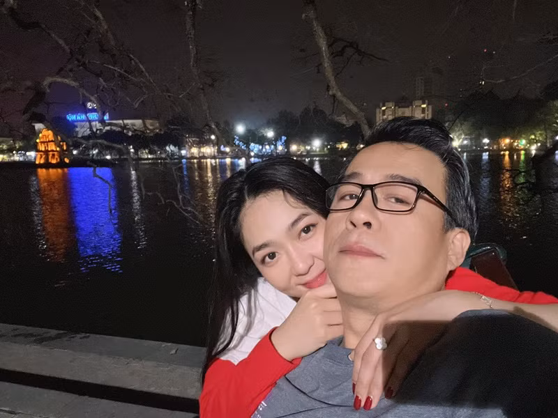 Doanh nhân Thắng Ngô từng viết trên trang cá nhân: “Chỉ vì yêu anh nên em vất vả”.
