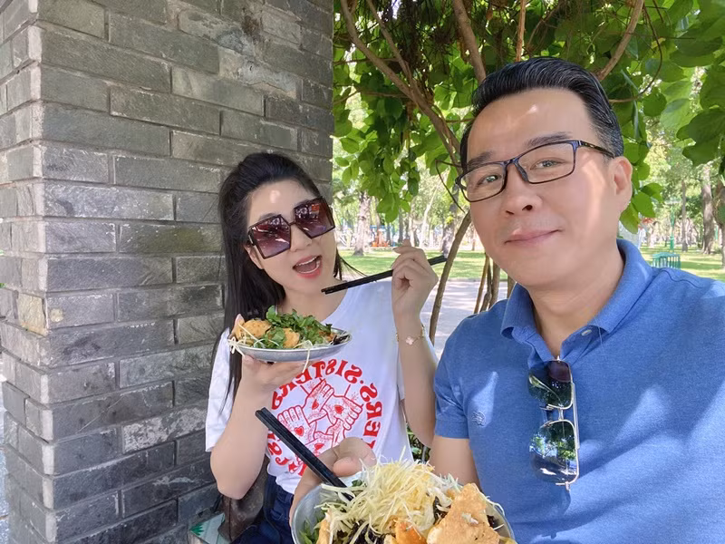 Hà Thanh Xuân không đăng ảnh bên chồng sau khi mở lại trang cá nhân.