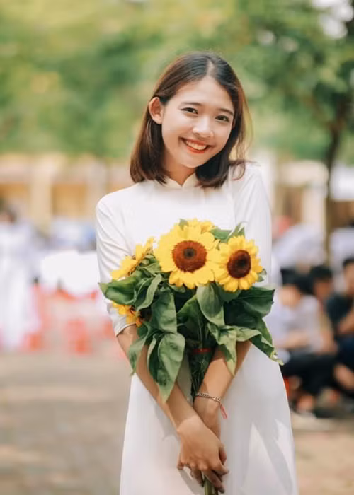 Hoa Đan dịu dàng, xinh đẹp khi mặc áo dài. Ảnh: FBNV
