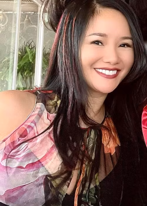 Hồng Nhung ngày càng rạng rỡ, trẻ trung.