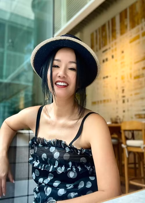 Nhiều người nhận xét gương mặt của nữ ca sĩ tươi trẻ hơn nhiều so với tuổi 52.