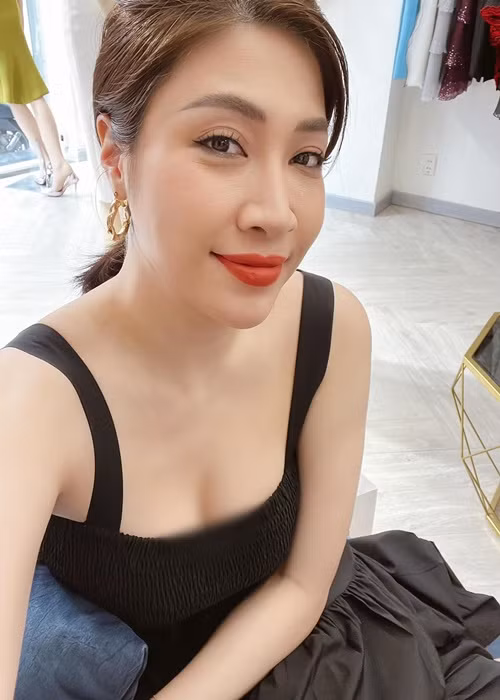 Đáng chú ý, Pha Lê sửa ngực do vòng một vốn đẫy đà bị xuống cấp sau khi sinh con gái đầu lòng.