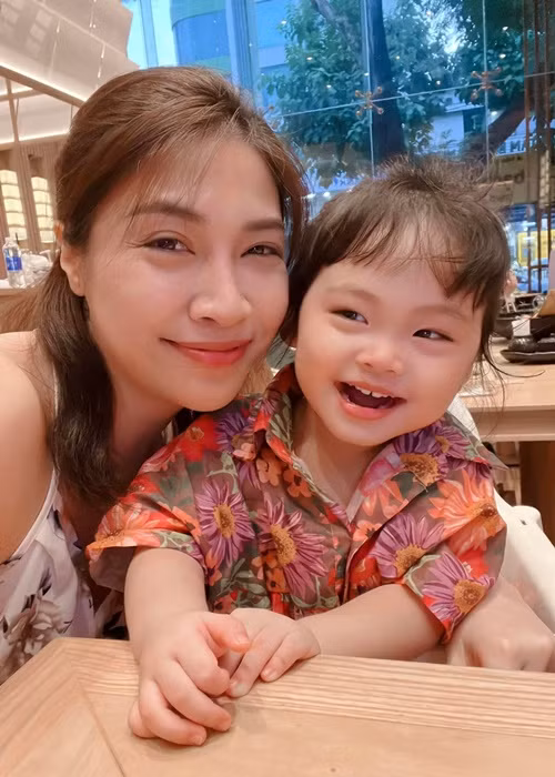 Khi ly hôn, Pha Lê khẳng định, cô vẫn dư sức lo cho con gái.