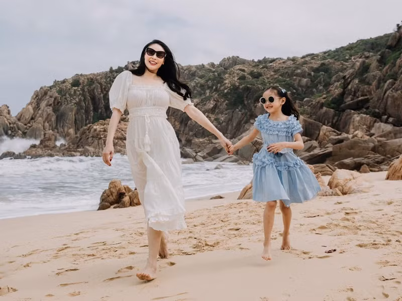 Bé Viann được bố mẹ đầu tư phát triển toàn diện. Cô nhóc học đàn, múa, bơi lội, cưỡi ngựa.