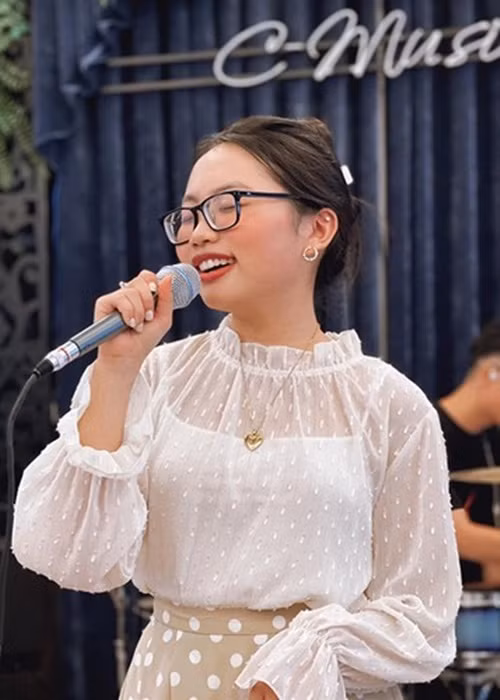Nhờ thu nhập khủng, Phương Mỹ Chi mở cho mẹ một quán chè và mua cho gia đình một căn nhà khang trang tại TP HCM. Khi rảnh rỗi, Phương Mỹ Chi thường đưa gia đình đi du lịch. Ảnh: FBNV