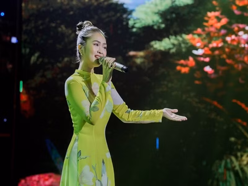 Mới đây, trong livestream, Thiện Nhân kể rằng từ lúc đăng quang quán quân Giọng hát Việt nhí vào năm 2014 đến nay, số tiền đi hát, hầu như do anh chị của cô quản lý, cất giữ. Hai năm trở lại đây, Thiện Nhân mới được quyền giữ một số tiền nhỏ. Tuy nhiên, mọi công việc lớn nhỏ trong gia đình từ việc thuê nhà cho anh chị đến chuyện cha mẹ ở quê đều do nữ ca sĩ quán xuyến. Ảnh: FBNV