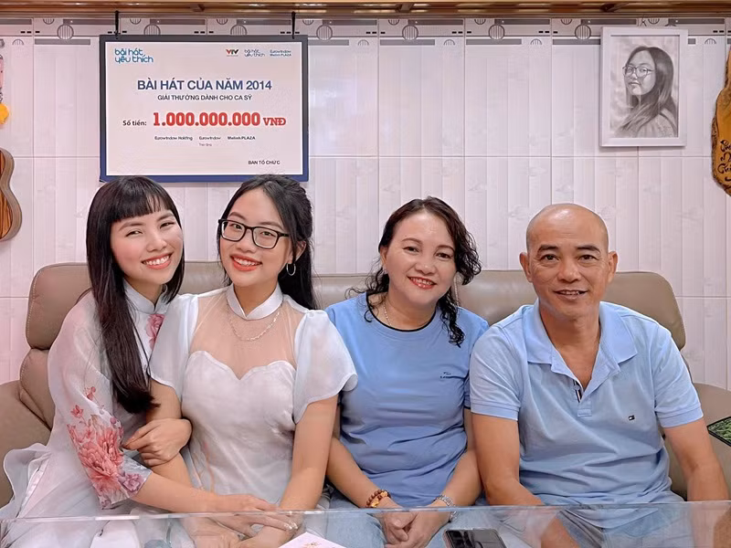 Một số người nghĩ rằng Phương Mỹ Chi nổi tiếng nên bố mẹ của nữ ca sĩ sẽ không cần lo chuyện cơm áo gạo tiền. Tuy nhiên, Phương Mỹ Chi không nghĩ vậy. Ảnh: FBNV