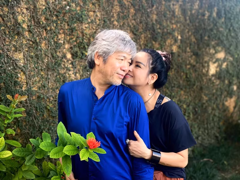 Nữ ca sĩ được khen trẻ trung khi để tóc búi cao.