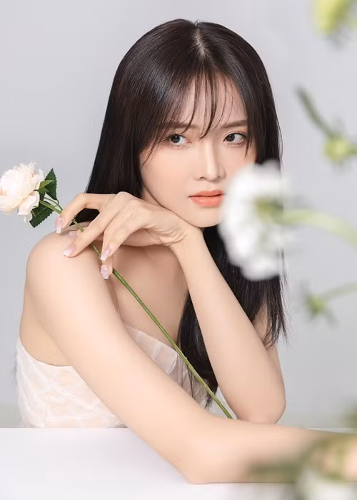 Trương Mỹ Nhân từng tham gia một số cuộc thi nhan sắc và đoạt giải như Á quân The Face Vietnam 2017, á hậu 1 Hoa hậu Siêu quốc gia Việt Nam 2018. Hiện tại, "gà cưng" một thời của Khắc Tiệp tập trung đóng phim.