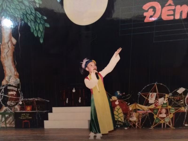 Giọng ca sinh năm 1992 mặc áo tứ thân trên sân khấu. Ảnh: Zing