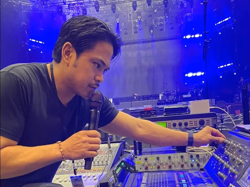 Trên trang cá nhân, Roland thi thoảng cập nhật hình ảnh của bản thân. Có thể thấy, anh vẫn theo đuổi công việc sản xuất âm nhạc. Ảnh: FBNV