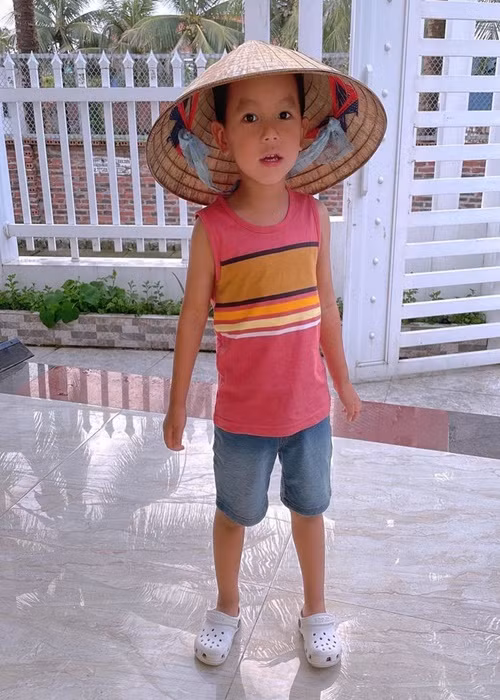 Con trai đầu lòng của Phạm Hương đội nón lá. Đây là lần đầu tiên cậu nhóc về Việt Nam.
