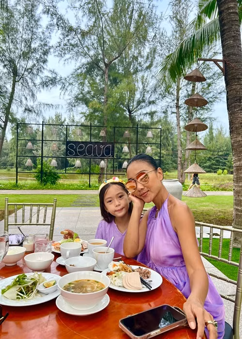 Đoan Trang cùng con gái ở Singapore để tiện cho công việc của ông xã ngoại quốc.