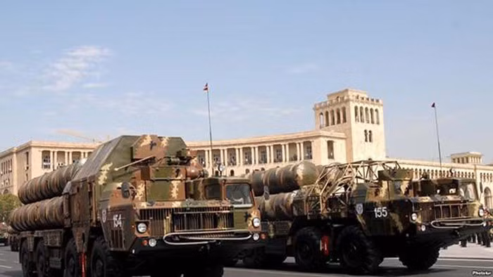 Không chỉ có vậy, phải nói thêm rằng nhiệm vụ chính của S-300 đó là chống lại máy bay cỡ lớn hoạt động trên cao, nó không được tối ưu hóa cho việc đánh chặn mục tiêu nhỏ bay ở tầm thấp.