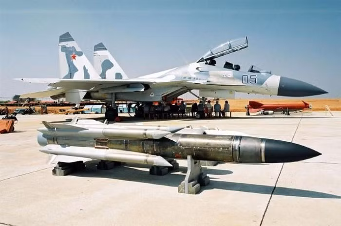 Ngoài ra Su-30SM còn có tên lửa chống radar Kh-31P với tầm bay 110 km. Chúng có mức độ linh hoạt cao và được thiết kế để tiêu diệt hệ thống phòng không và radar của đối phương.