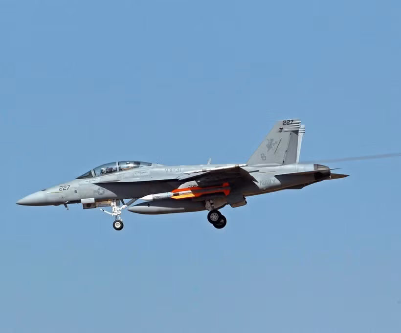 Mặc dù tên lửa không đối không AIM-174B đã loại bỏ bộ tăng lực vì được gắn trên máy bay thay vì phóng từ tàu, nhưng do được phóng từ trên không bằng máy bay chiến đấu, ở độ cao lớn và tốc độ cao, nên tầm bắn có thể xa hơn. Điều này có nghĩa, tên lửa AIM-174B có thể có tầm bắn vượt xa loại tên lửa không đối không tầm trung AIM-120 hiện đang được Không quân Mỹ sử dụng.
