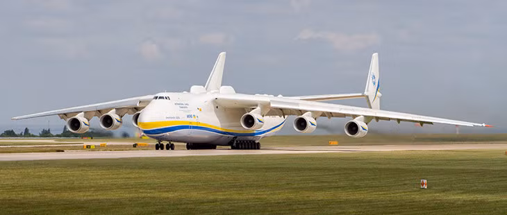 Antonov AN-225 đứng đầu danh sách máy bay vận tải quân sự. Đây là loại phi cơ dài nhất và nặng nhất từng được chế tạo. Nó có sải cánh 88m, và chở được khoảng 270 tấn.