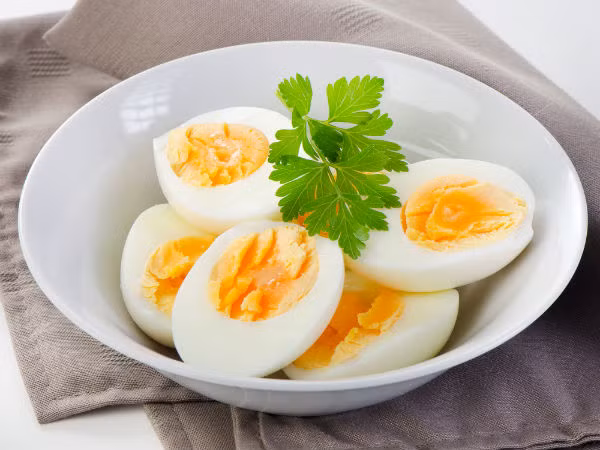 Trứng. Trứng là một loại thực phẩm hoàn hảo, đặc biệt trong việc cân bằng nội tiết tố thông qua chế độ ăn uống. Chúng cung cấp các chất hỗ trợ tuyến giáp như protein, cholesterol, vitamin B, vitamin tan trong chất béo và khoáng chất.