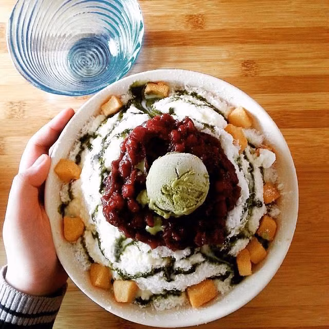 Ở Việt Nam, giá cho mỗi bát patbingsu này phụ thuộc vào địa điểm cũng như các nguyên liệu, giao động từ 50.000 đến 180.000 đ/suất lớn.